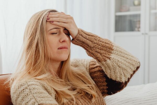 Mujer con dolor de cabeza; terapia manual para migrañas en Tres Cantos
