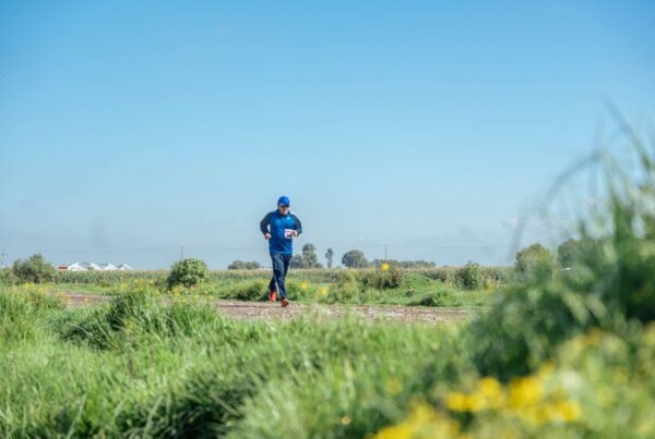 Corredor entrenando al aire libre, fisioterapia deportiva en Tres Cantos