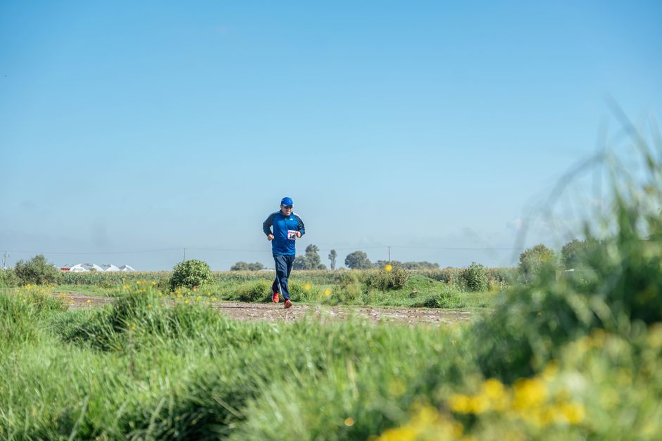 Corredor entrenando al aire libre, fisioterapia deportiva en Tres Cantos