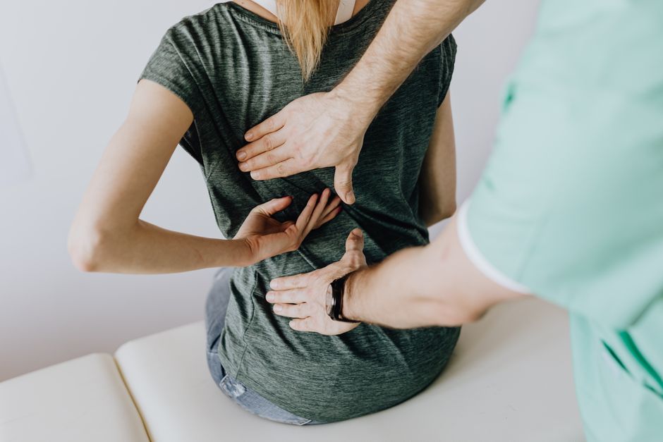 Osteópata realizando terapia manual en Clínica Runa Tres Cantos