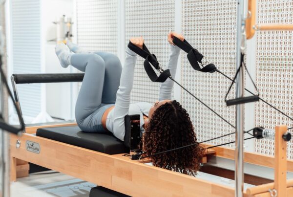 Fisioterapia de suelo pélvico en Tres Cantos: ejercicio de core en pilates - Clínica Runa