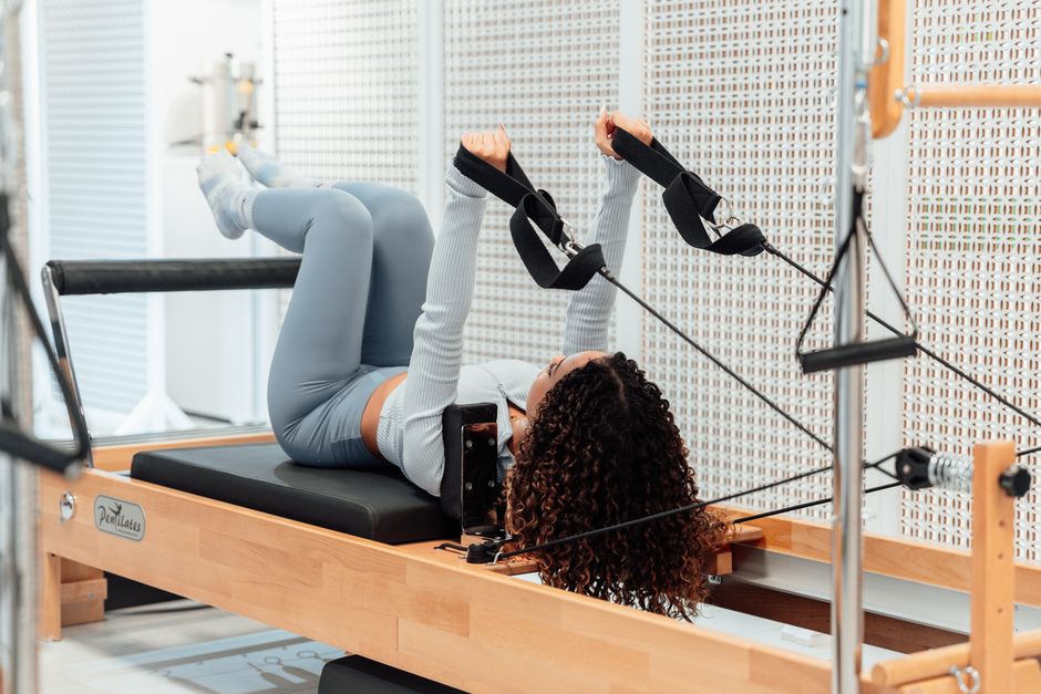 Fisioterapia de suelo pélvico en Tres Cantos: ejercicio de core en pilates - Clínica Runa